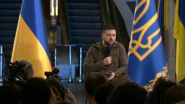 Wolodymyr Selenskyj: Bei einer Pressekonferenz in einer U-Bahn nannte der Präsident Bedingungen für eine Fortsetzung der Friedensverhandlungen. (Quelle: Youtube/Sky News)