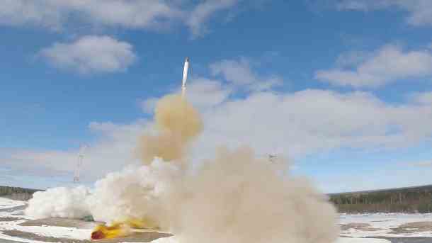 Interkontinentalrakete vom Typ Sarmat beim Abschuss: atomwaffenfähig und mit einer Reichweite von 18.000 Kilometern. (Quelle: Reuters/Russian Defence Ministry)
