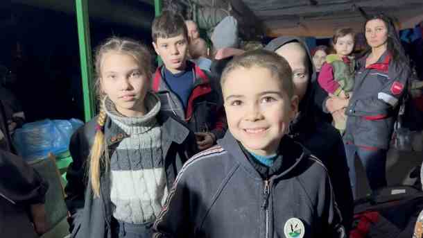 Kinder im Keller des Stahlwerks von Mariupol: Sie möchten wieder nach draußen gehen und die Sonne sehen, sagen sie im Video. (Quelle: Reuters/Azov Battalion/Handout )