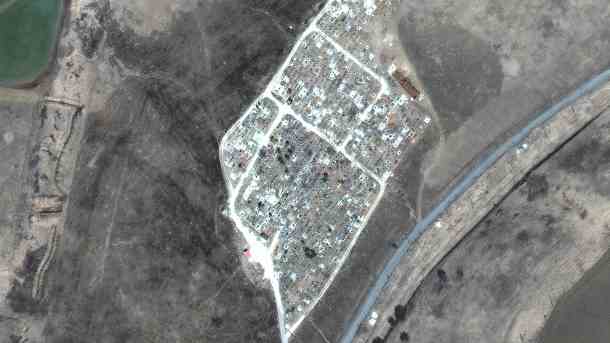 Satellitenaufnahmen von einem Friedhof bei Wynohradne, nahe Mariupol: Die Aufnahmen aus dem Zeitraum vom 22. März bis 15. April sollen den Friedhof vor, während und nach einer Erweiterung der Gräber zeigen. (Quelle: Reuters/Maxar Technologies/Handout)