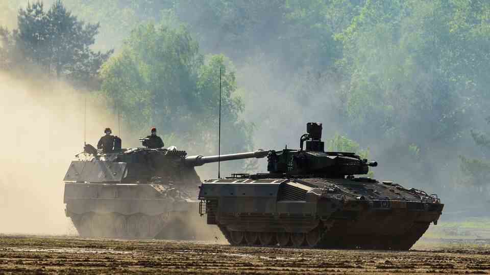 The Panzerhaubitze 2000 behind a Puma.