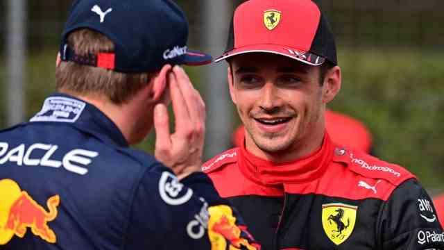 Max Verstappen in Formula 1: Still in a good mood on Saturday: Ferrari's Charles Leclerc in exchange with Max Verstappen after the sprint, which the Monegasse finished second behind the Dutchman.