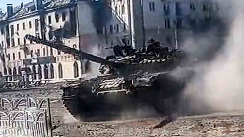 Ukraine: Russian tank in Mariupol