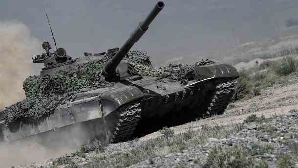 Ein T-71-Panzer in einem Manöver (Archivbild): Es wird angenommen, dass Polen dieses Modell an die Ukraine geliefert hat. (Quelle: imago images/Konstantin Mihalchevskiy)