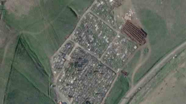 Satellitenbild von Wynohradne: Die Aufnahmen auf dem Friedhof sollen neue Massengräber zeigen. (Quelle: dpa/Planet Labs PBC)
