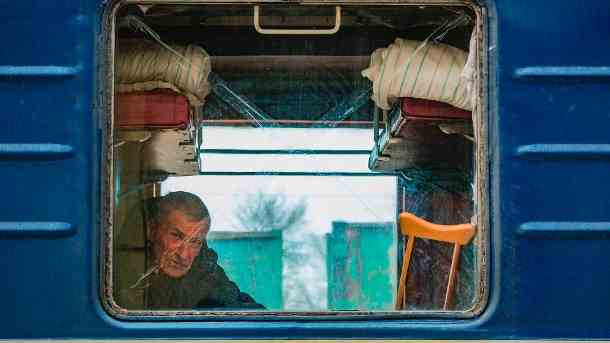  Ein Mann aus dem Donbass wartet an einem Bahnhof auf seine Evakuierung: Die Gegend steht unter russischem Beschuss.  (Quelle: dpa/Celestino Arce Lavin/ZUMA Press Wire)