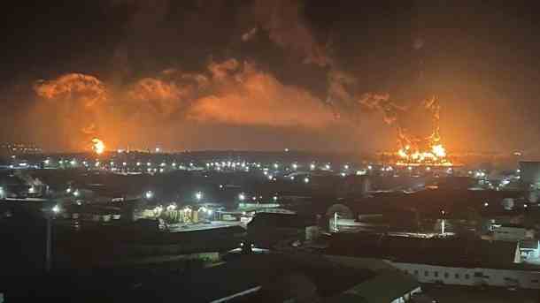 Feuer steigt über der Stadt Brjansk auf: Ein Foto auf Twitter zeigt die Explosionen. (Quelle: @RUTLARA4/Twitter)