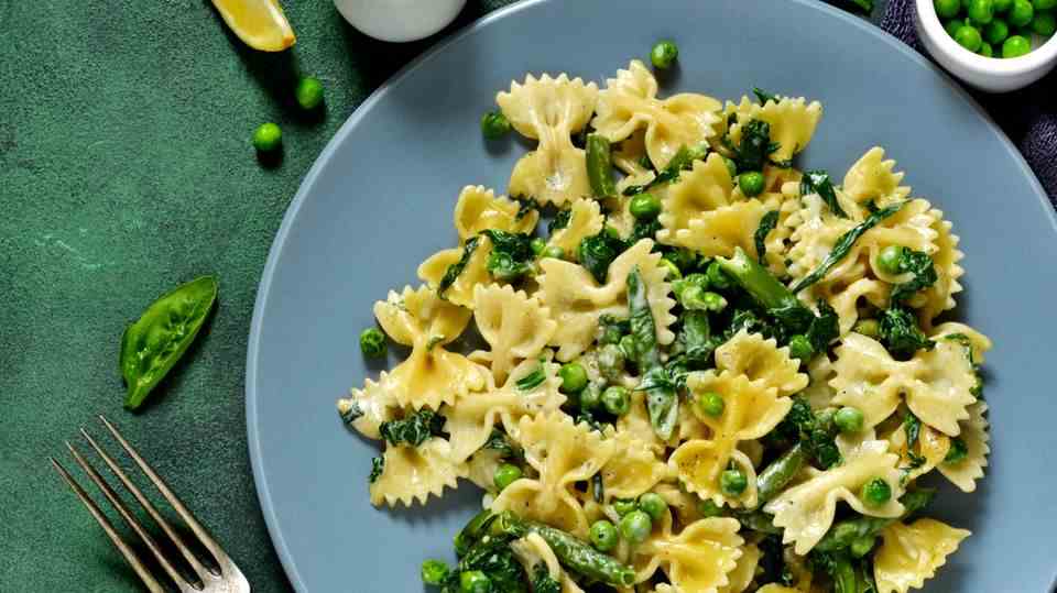 Delicious pasta dish with asparagus, peas and lemon