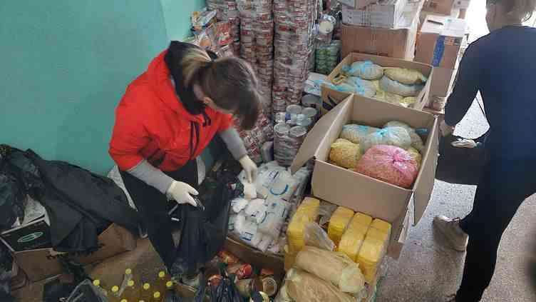 Twenty tons of food and hygiene products are distributed every day in this center in Dnipro, April 28, 2022. (FAUSTINE CALMEL / RADIO FRANCE)
