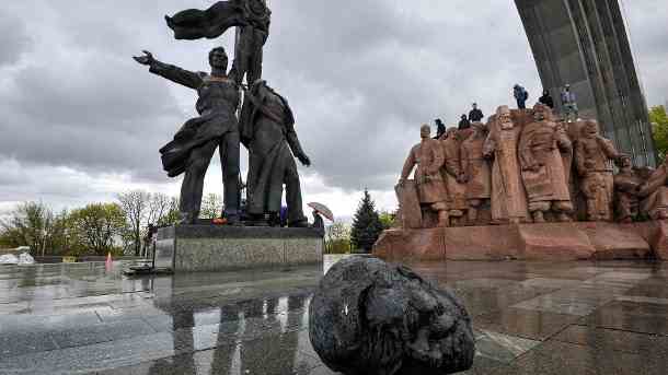Das demontierte sowjetische Denkmal der ukrainisch-russischen Freundschaft: Bürgermeister Klitschko hatte entschieden, das Denkmal abzureißen. (Quelle: dpa/Sergei Chuzavkov/SOPA Images via ZUMA Press Wire)