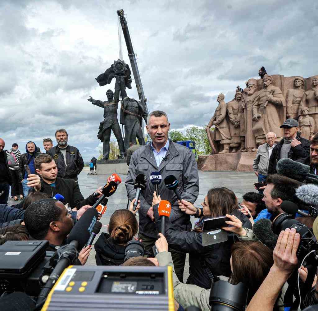 Kiews Bürgermeister Vitali Klitschko (M), warnt geflüchtete Einwohner vor einer baldigen Rückkehr. Die Stadt sei immer noch Ziel von Angriffen