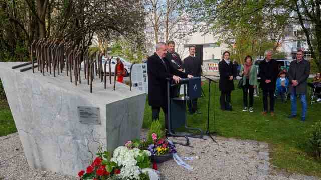 Commemoration in Poing: Poing's Mayor Thomas Stark (left) emphasizes how important it is to remember the horror of the Nazi era.