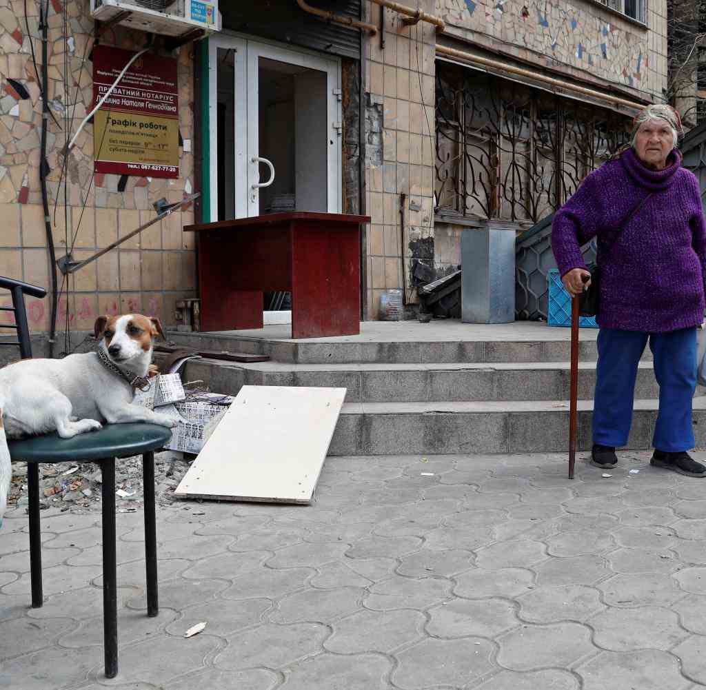 Eine Einwohnerin von Mariupol mit einem Hund