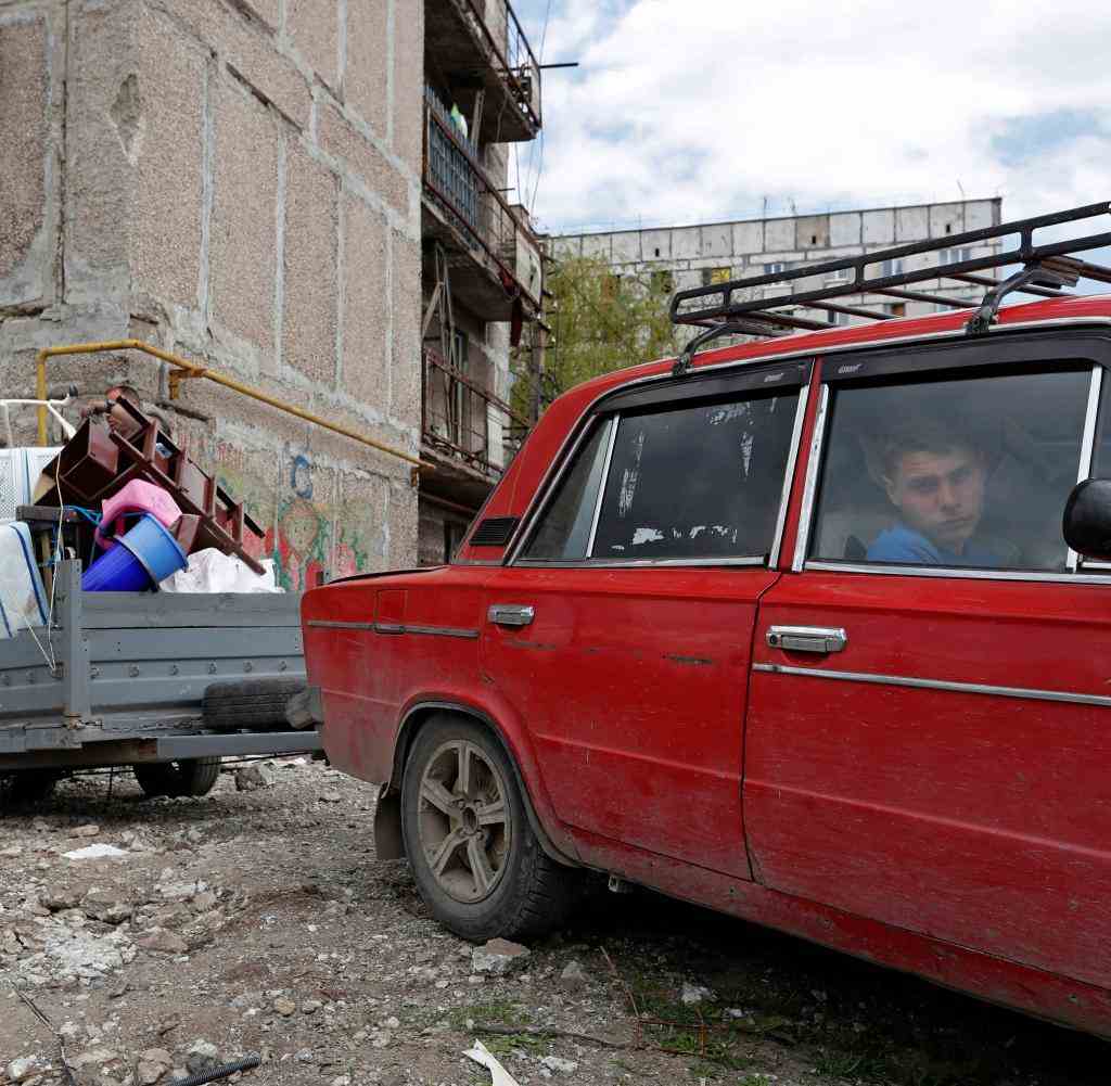 Menschen verlassen ihre Heimatstadt Mariupol