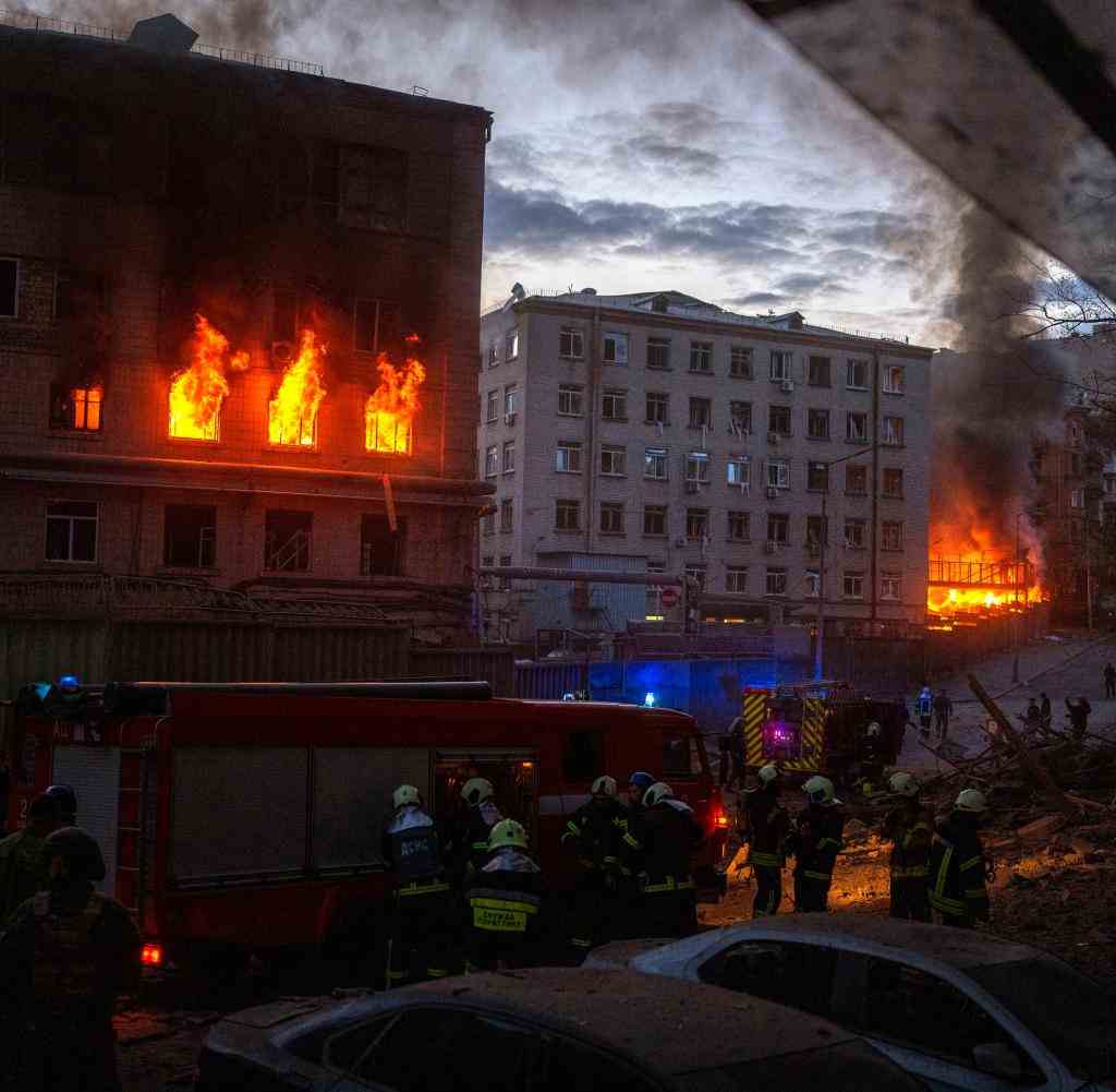 Nach einer Explosion in Kiew sind Rettungskräfte im Einsatz