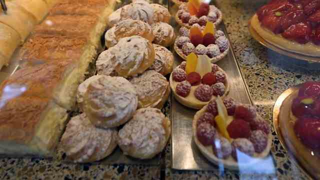 SZ series "Have a nice breakfast around Munich": As a trained confectioner, Rudolf Lang also offers many cakes, tarts and pastries.