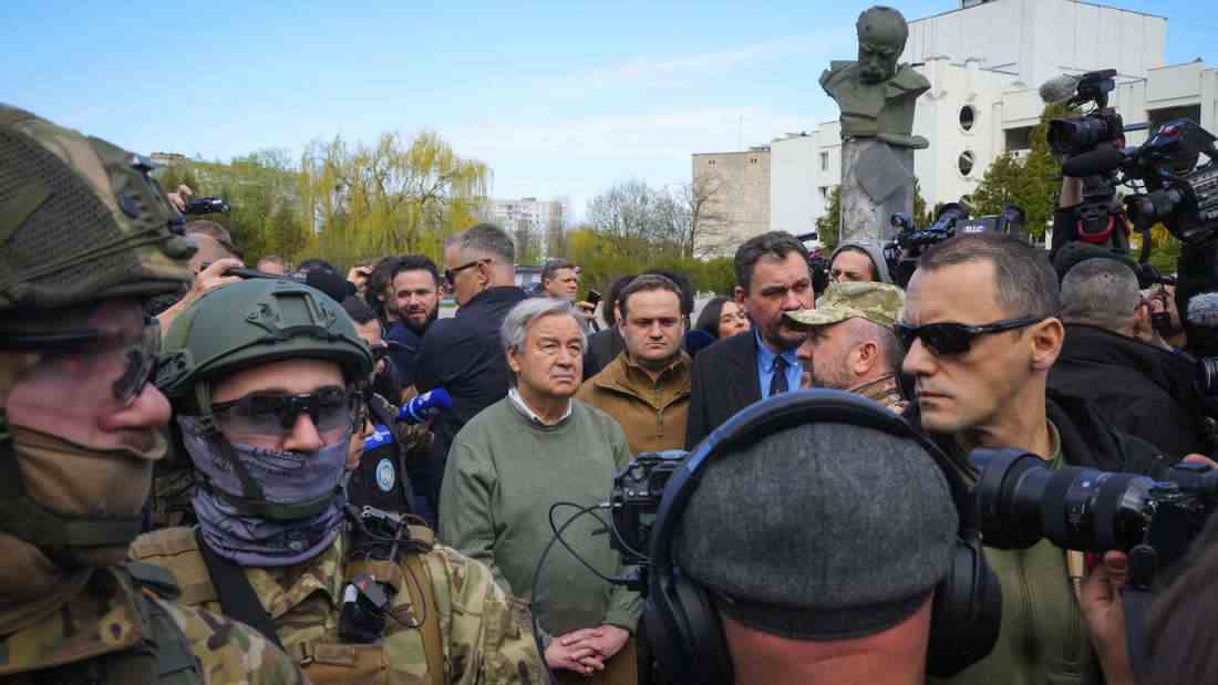 Antonio Guterres (M), Generalsekretär der Vereinten Nationen, während seines Besuchs inmitten des Ukraine-Kriegs in Borodjanka, in der Nähe von Kiew.