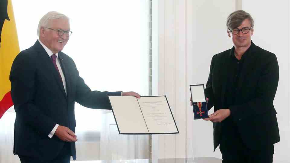 Frank-Walter Steinmeier awards Jaroslav Rudiš the Federal Cross of Merit