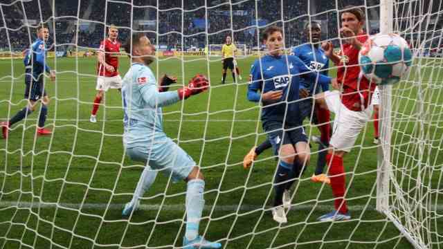 Bundesliga: Seven goals in 90 minutes: Freiburg Lucas Höler (right) scores here to make it 3-2 for SC.