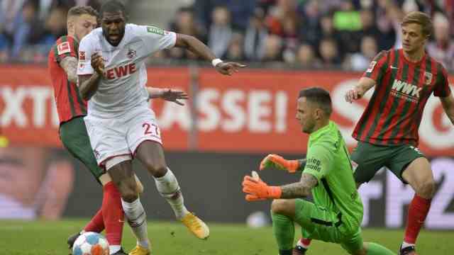 Bundesliga: End of the game: Jeffrey Gouweleeuw (left) fouled Anthony Modeste in the penalty area.  The top scorer from Cologne then scored to make it 4-1