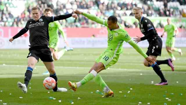 Bundesliga: The prelude to a sovereign home win under gloomy circumstances: Lukas Nmecha (middle) tight shot to Wolfsburg 1-0 lead.