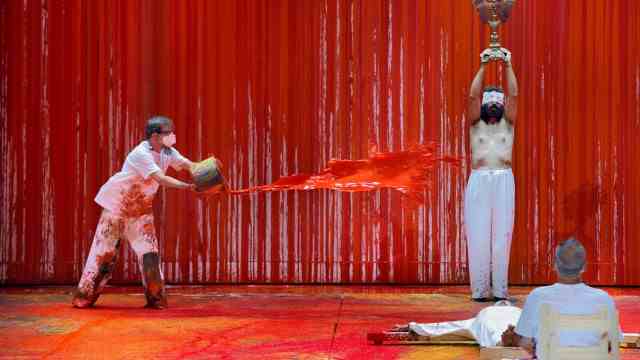 Obituary for Hermann Nitsch: One of Hermann Nitsch's painting assistants pours red paint onto an extra at the Bayreuth Festival.  The stage design "Valkyrie" was designed by Nitsch in 2021.