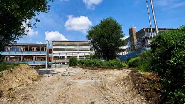 Construction projects in the district: Due to supply bottlenecks, the completion of the work at the Realschule Ebersberg had to be postponed by several months.