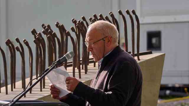 Commemoration in Poing: Jörg Höllriegel reads a poem by a Ukrainian woman.