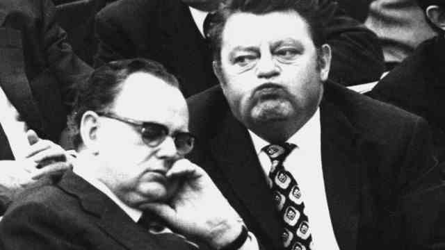 Vote of no confidence against Brandt in 1972: villain on the Rhine?  CSU chairman Franz Josef Strauss (right) and Richard Stücklen (CSU) on May 17, 1972 during the debate on the Eastern treaties in the Bundestag in Bonn.