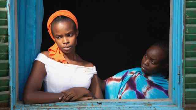 Director Mahamat-Saleh Haroun: Maria (Rihane Khalil Alio, left) wants to have an abortion.  Her mother Amina (Achouackh Abakar Souleymane) wants to be a good Muslim and yet fights for her.