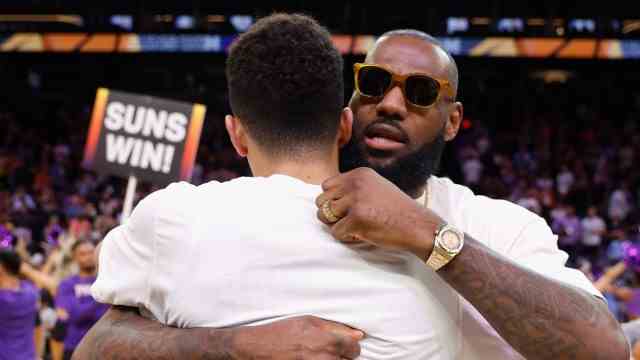 Championship from the Los Angeles Lakers: The golden boy was injured: LeBron James congratulates Devin Booker from the Suns.
