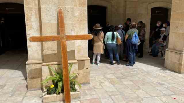 Easter: If you pay a fee, you can borrow the almost two-meter wooden cross at the beginning of the Via Dolorosa and drag it up to Golgotha.