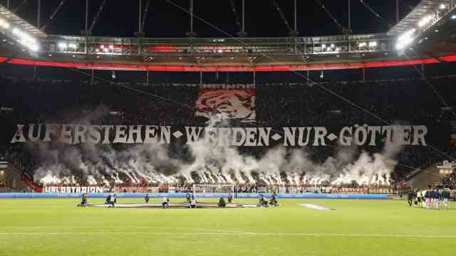 Europa League: The Eintracht fans commemorate the late club legend Jürgen Grabowski against Barcelona.