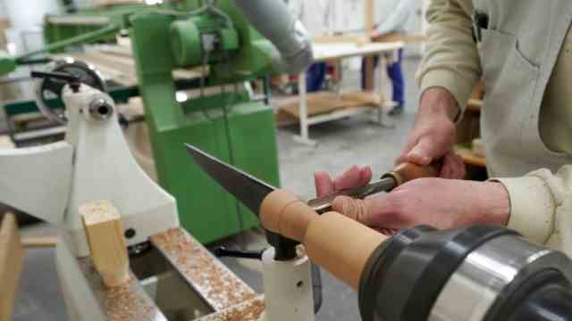 Work in prison: In the carpentry shop of a prison in Rhineland-Palatinate, prisoners make furniture - for an hourly wage of up to 2.15 euros.