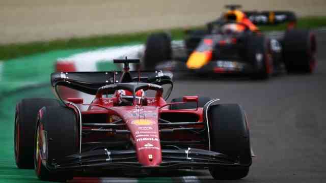 Formula 1: Long at the front: Ferrari driver Charles Leclerc is overtaken by Max Verstappen in the third to last of the 21 laps.