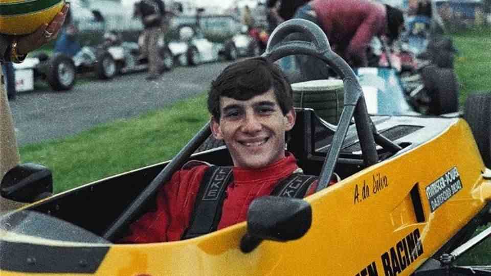 Very young before the start of an extraordinary career: At the age of 21, Aryton Senna drove in the Formula Ford 1600 racing series. He won twelve of the 19 races and clinched the title in a superior manner.  The wealthy son of a family of industrialists from Brazil only wants one thing: to become a Formula 1 racing driver.  But he still has to wait two years.