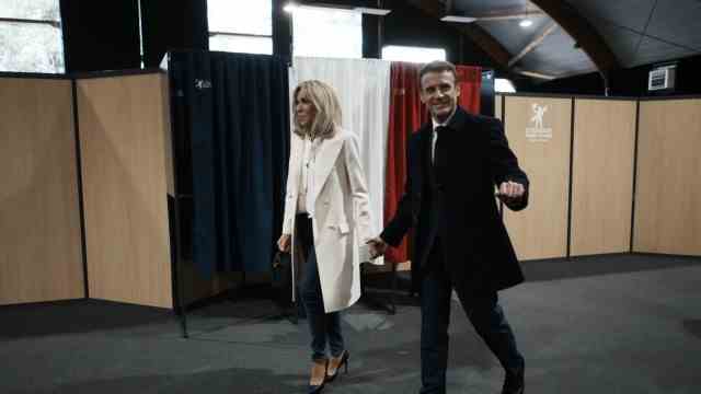 Election in France: Only the runoff is certain: President Emmanuel Macron and his wife Brigitte on their way to vote in the first round of the presidential elections.