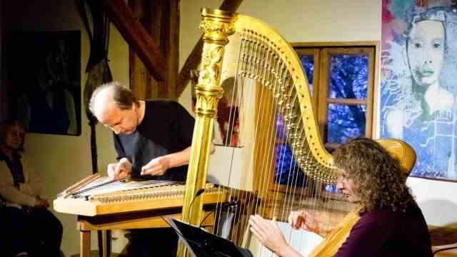 Easter concerts: Rudi Zapf (here with harpist Elisabeth Huber) will present dulcimer sonatas from the 18th century in Haar on Good Friday