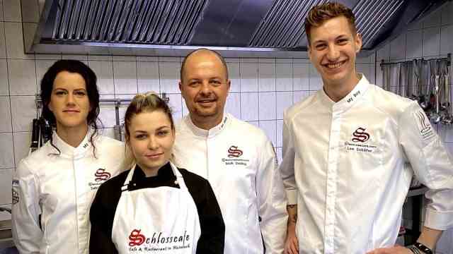 Labour market: "When Alexandra is in a good mood, she goes off like a schnitzel"her new employer Maik Delling (middle) enthuses about his Ukrainian cook Alexandra Herbiei (2nd from left), here with a colleague.