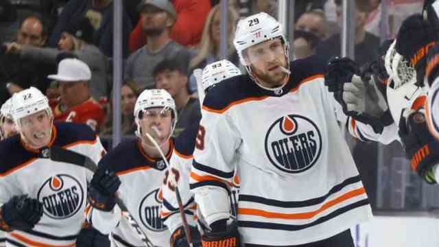 Leon Draisaitl: "We have 25 different characters in the squad, all working for the team": Leon Draisaitl (right) emphasizes the importance of each individual for the success of the team.