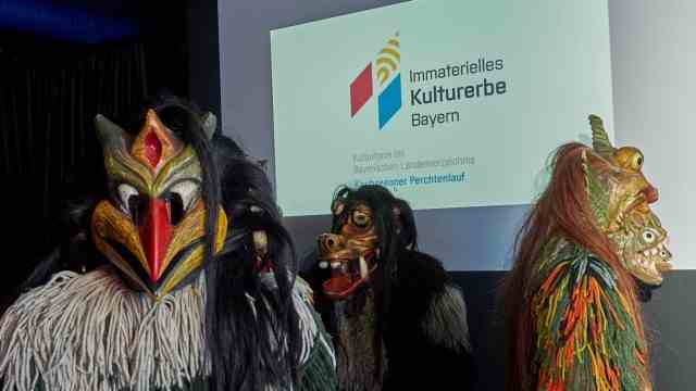 Culture in the district: Is now intangible cultural heritage: The Perchten Run in Kirchseeon.  The new logo is proudly presented at the press conference in the Maskeum.