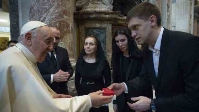 War in Ukraine: Mayor of Melitopol Ivan Fedorov with Pope Francis in the Vatican.  Together with MPs Olena Khomenko (back left) and Maria Mezentseva, he wants to draw attention to the atrocities in Ukraine.