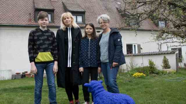 Geflüchtete aus der Ukraine: "Wir leben inzwischen wie eine Großfamilie", sagt Ursula Peschers-Maus (rechts). Sie hat Olena Ivanova mit ihren Kindern Marina Elovikova und Roman Elovikov aufgenommen.