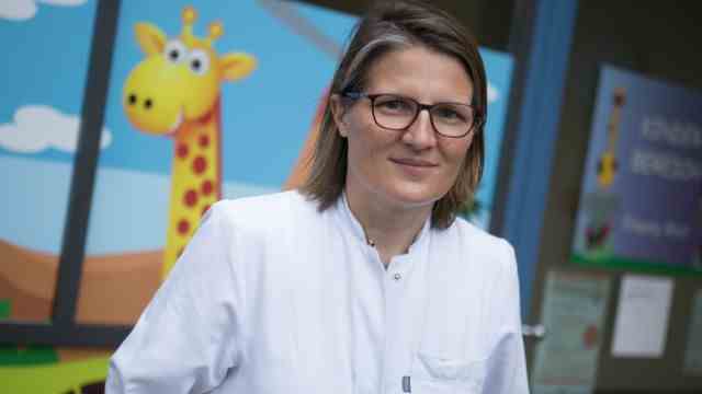 Sick children from the Ukraine: Julia Hauer is chief physician at the Center for Pediatric and Adolescent Medicine.  She and her team are committed to ensuring that families with children with cancer are well cared for.