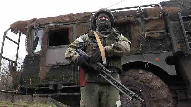 Ein russischer Soldat steht vor einem Raketenwerfer (Archivbild): Die Region Luhansk soll mittlerweile größtenteils von Russland kontrolliert sein. (Quelle: imago images/Russian Defence Ministry)