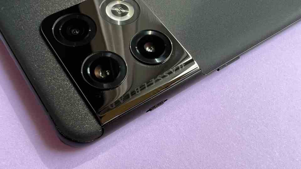 Unfortunately, the camera bulge of the Oneplus 10 Pro, which is impressively integrated into the frame, is very susceptible to dust and fingerprints.  Good to see here: the sandstone back and the mute switch