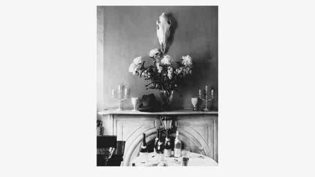 Svetlana Alpers on Walker Evans: Walker Evans shows the "Drawing room in Muriel Draper's apartment"New York, 1934.