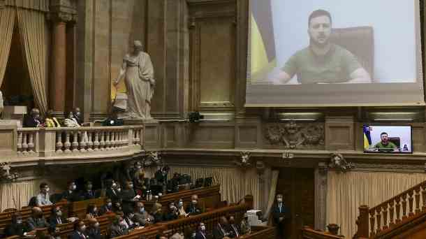 Selenskyj sprach vor dem portugiesischen Parlament: Der Parlamentspräsident, Augusto Santos Silva, sagte der Ukraine noch stärkere Unterstützung zu. (Quelle: imago images/Paulo Spranger/Global Images)