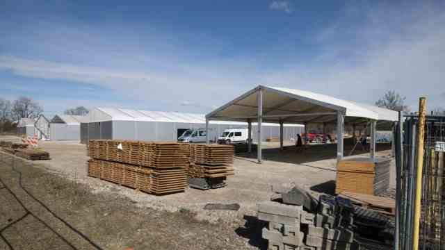 Schools and day-care centers for refugees: Construction of a lightweight hall: One of the temporary structures is being built near the Michaeli-Gymnasium in the Berg am Laim district.