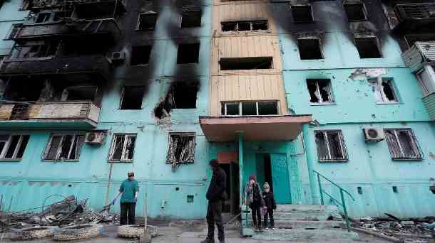 Zerstörtes Wohngebäude in Mariupol: Die humanitäre Lage in der Stadt wird seit Wochen als katastrophal geschildert. (Quelle: Reuters/Alexander Ermochenko)